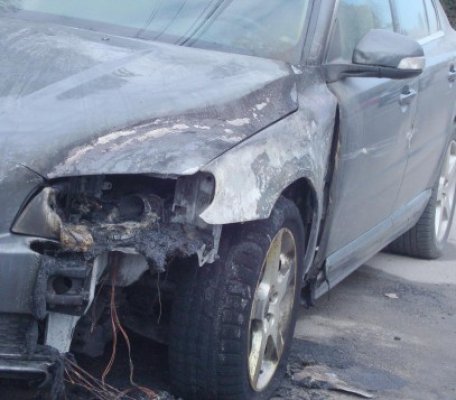 Autoturism incendiat, pe strada Soveja